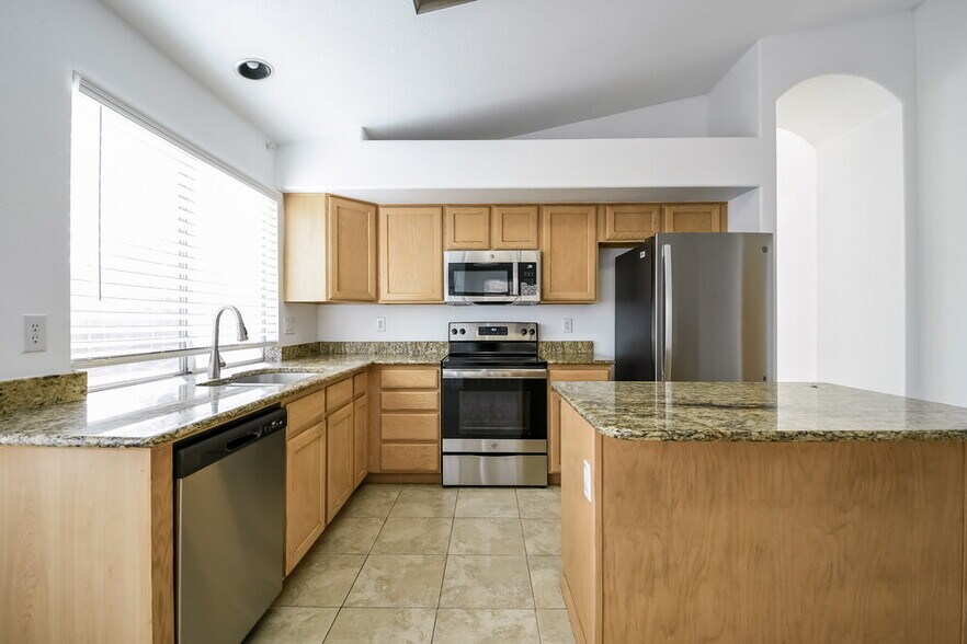 Building Photo - 9528 W Clara Ln
