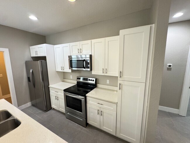 Building Photo - $500 OFF OF A MONTH OF RENT! Beautiful 4BD/2BA Home in Poinciana – No HOA Approval Needed! Pets W...