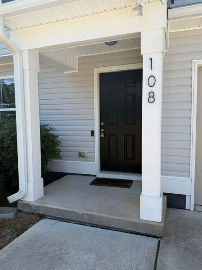 Building Photo - Cute 3 Bedroom Home Nestled in the back of the cul-de-sac