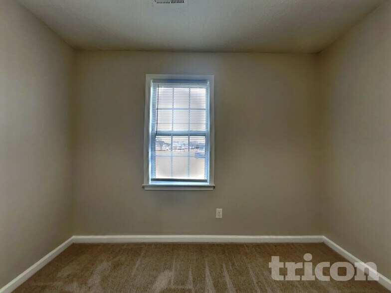 Building Photo - 4 Stratus Ln