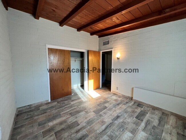 Building Photo - Centrall Located Two Bedroom Home