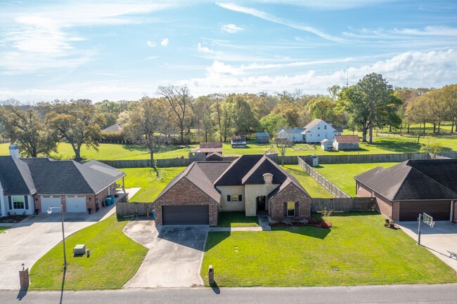 Building Photo - Welcome to Live Oak Circle!