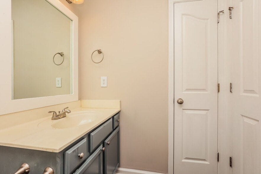 Building Photo - 8813 Cressent Glen Ct