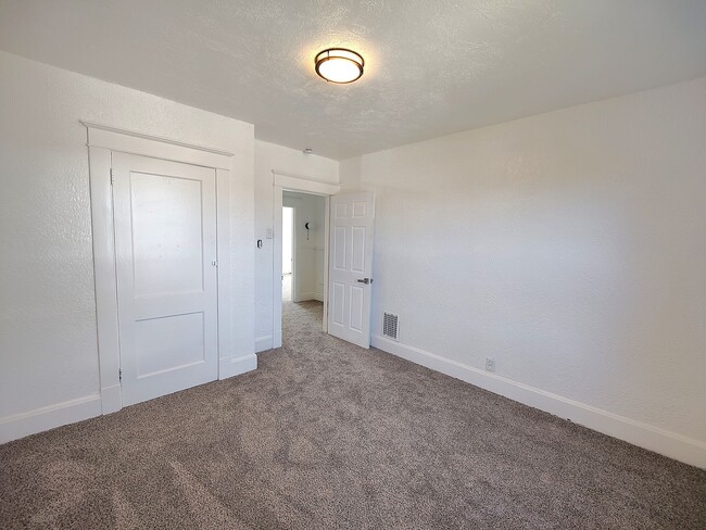 Building Photo - *Beautifully Updated & Spacious 6BD/1.5BA ...