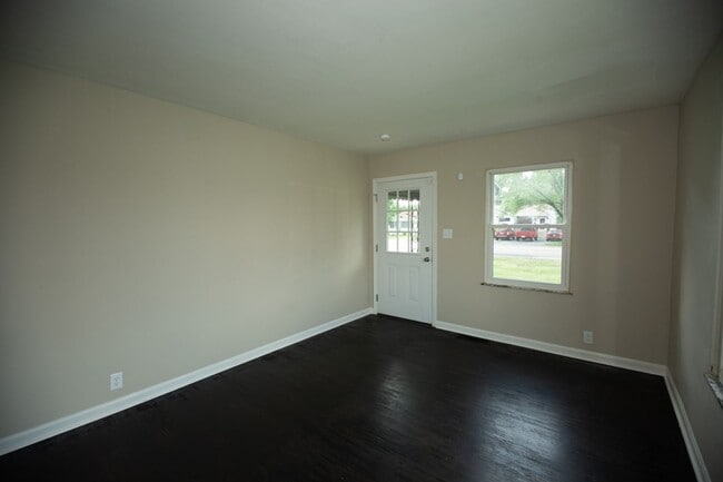 Building Photo - 2 Bed 1 Bath Home located in Warren Township