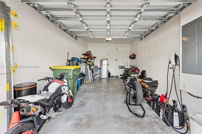 Building Photo - 818 SE 17th St