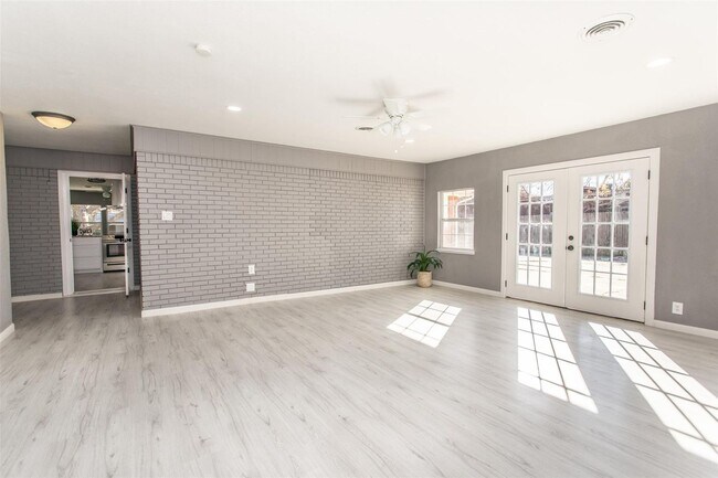 Building Photo - 1309 Magnolia-