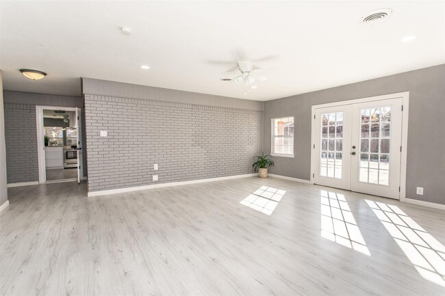 Building Photo - 4 Bed - 3 Bath in Gainesville
