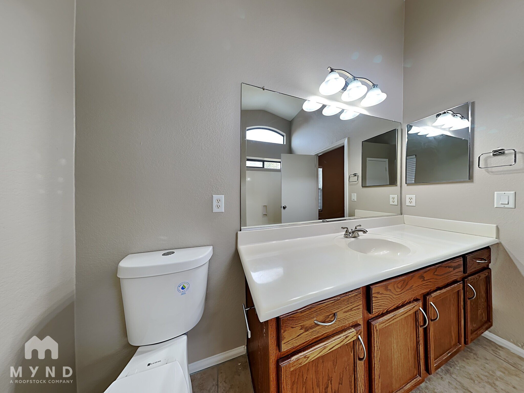 Building Photo - 1034 E Saddle Way