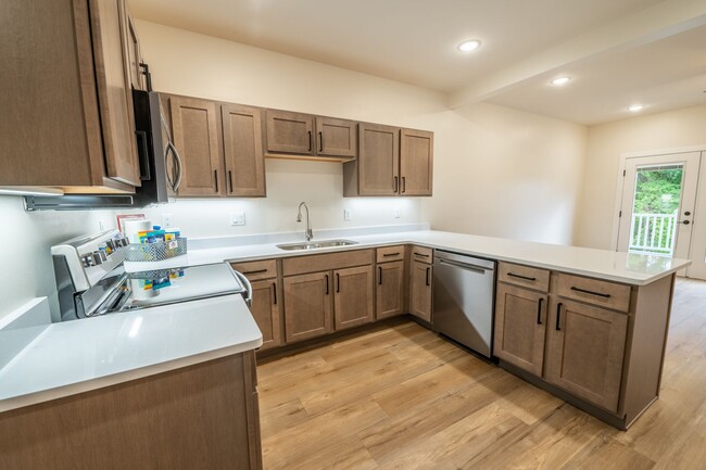 Primary Photo - 3 Bed / 2.5 Bath Townhome w/Deck, Walkout ...
