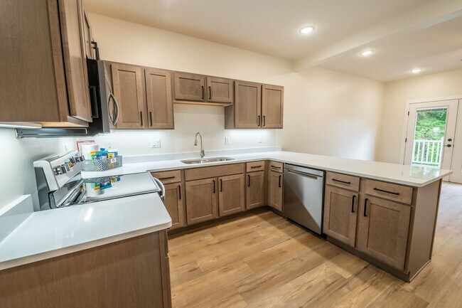 Building Photo - 3 Bed / 2.5 Bath Townhome w/Deck, Walkout Finished Basement, 9' Ceilings, Quartz Tops, Stainless ...