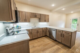 Building Photo - 3 Bed / 2.5 Bath Townhome w/Deck, Walkout ...