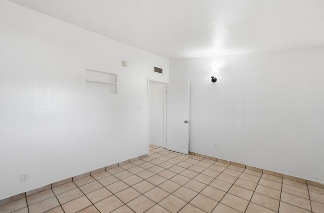 Building Photo - Pending/ Rented - Beautifully Remodeled Home in a Central Tucson Location!
