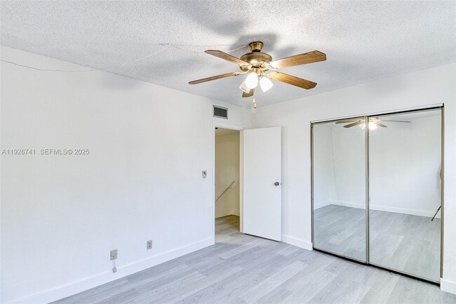 Building Photo - 5209 SW 40th Ave