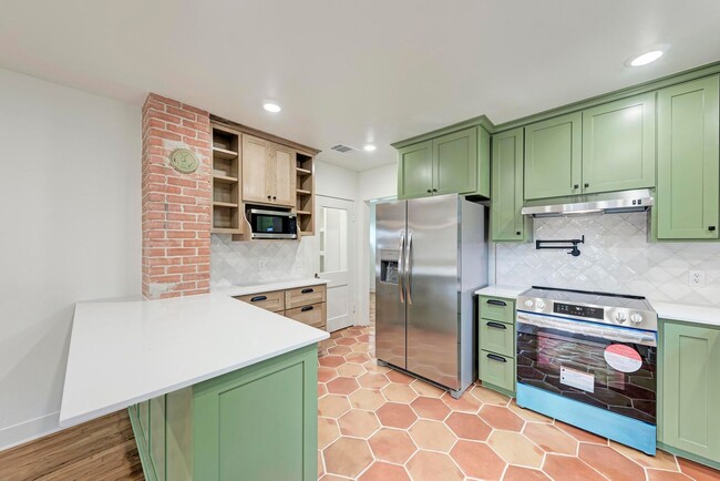 Building Photo - Stunning 3/2.5 with Office in West Lampasas