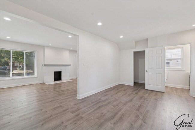 Building Photo - $1300 - Renovated 3 Bedroom
