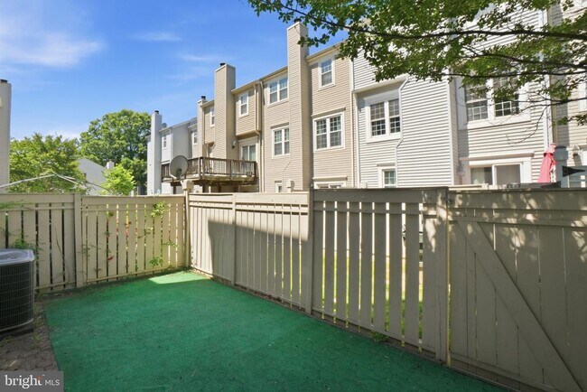 Building Photo - 2391 Hunters Square Ct