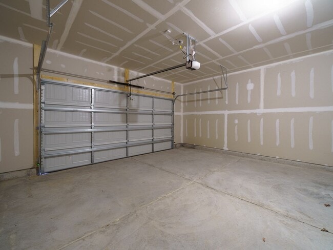 Building Photo - 1 Year Old New Home With 3 Bedroom 2.5 bat...