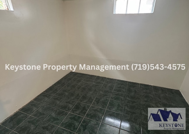 Building Photo - Centrally Located - 3 Bedroom/1.5 Bath Hou...