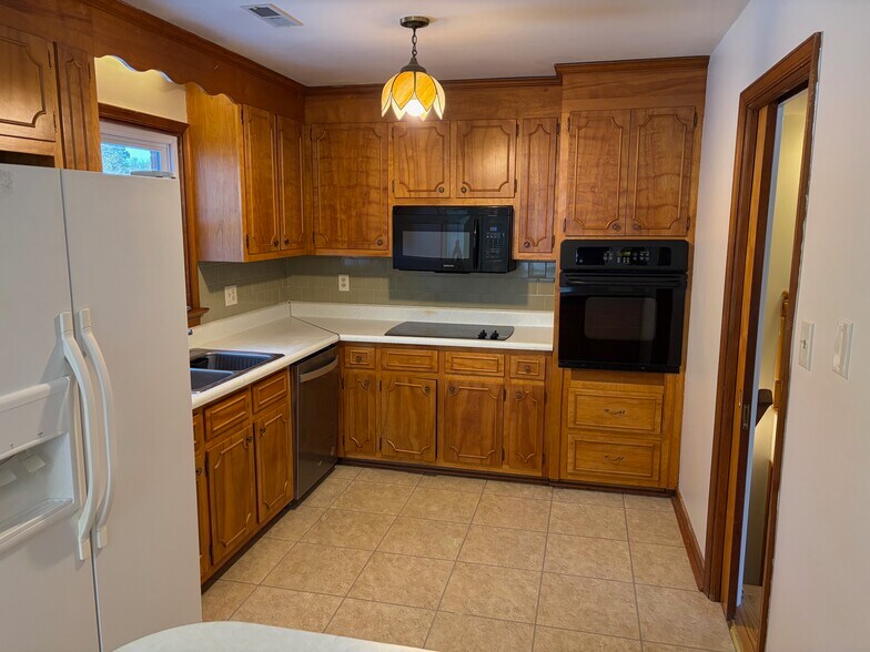 Building Photo - 9150 Gregory Dr