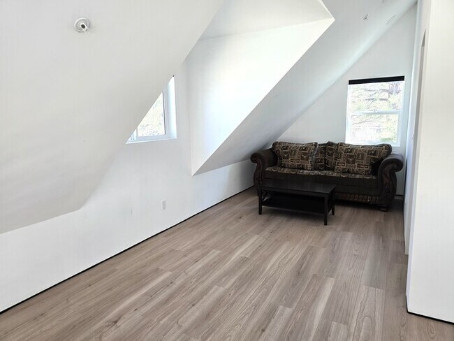 Building Photo - Newer Modern-Style 2 Bed / 2 Bath + Loft