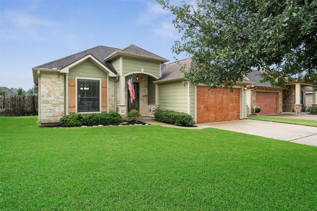Building Photo - 12731 Pine Woods St