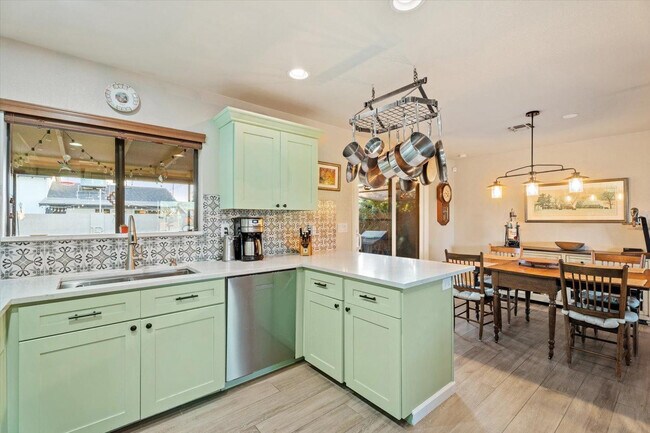 Building Photo - 8543 E Jackrabbit Rd