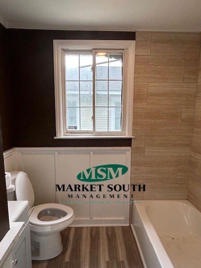 Building Photo - Remodeled home in East Savannah!