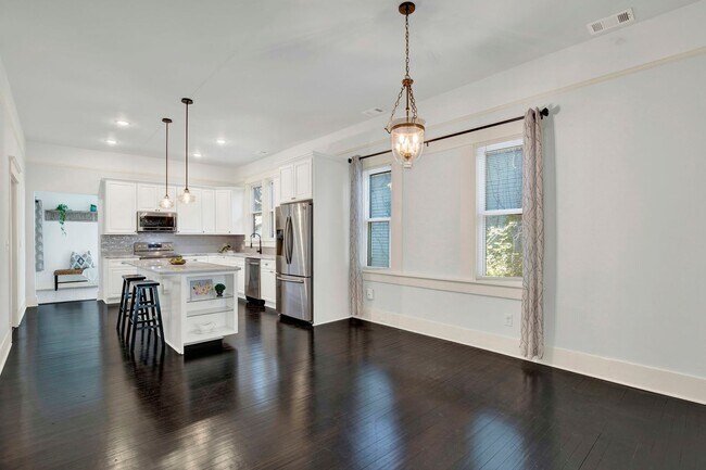 Building Photo - Thomas Square Home