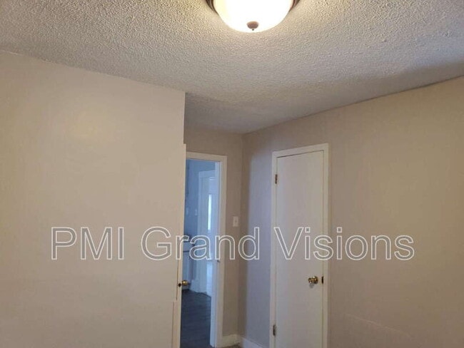 Building Photo - 1437 E Garfield Ave