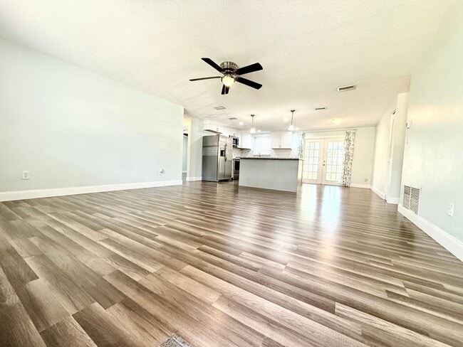 Building Photo - Relaxed Florida living at this 3Bedroom/ 2bath home in the Heart of Daytona Beach!