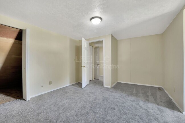 Building Photo - 817 Lancelot Ct