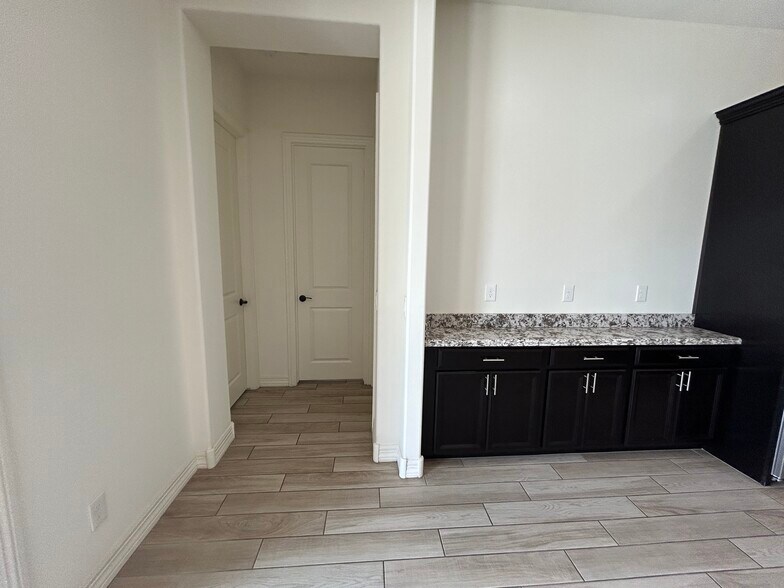 Building Photo - 1811 E Aster Pl