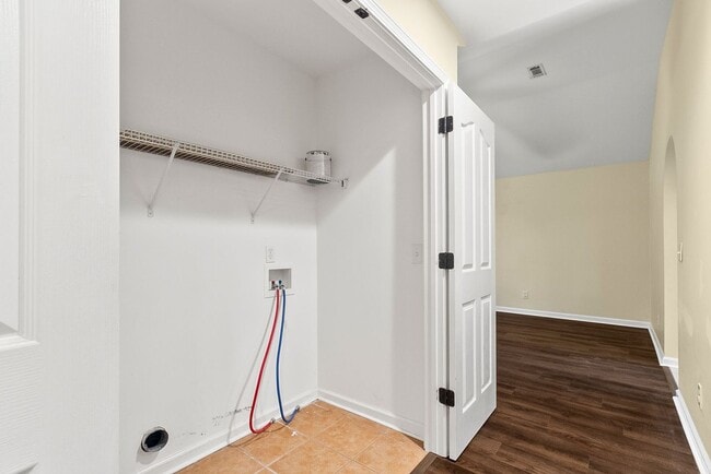 Building Photo - Nice 3 Bed 2 Bath Available in August! Boo...