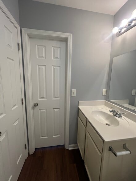 Building Photo - 517 W Market St