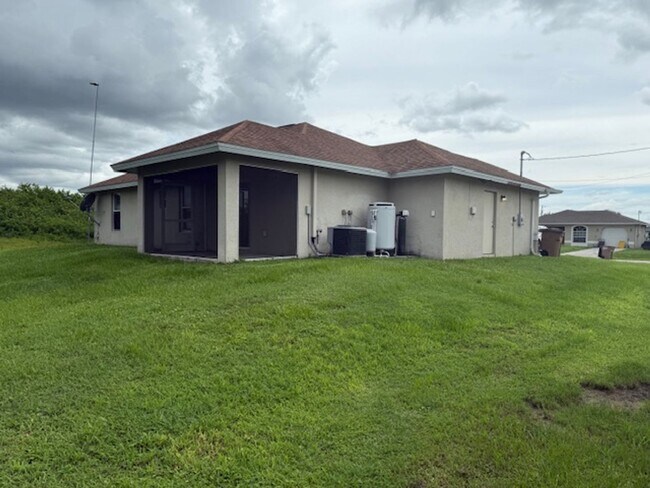 Building Photo - Spacious 3 Bed / 2 Bath Home in the Heart ...