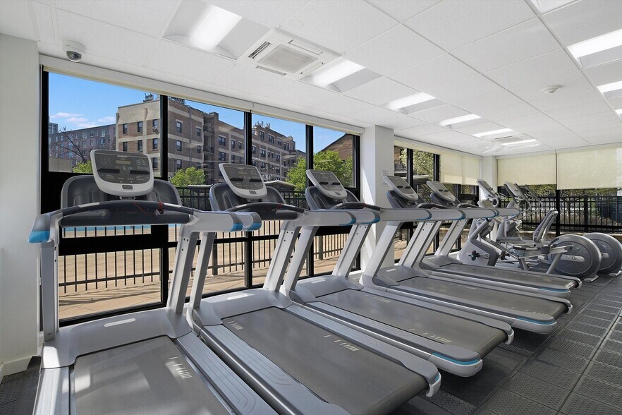 Building Photo - 3930 N Pine Grove Ave