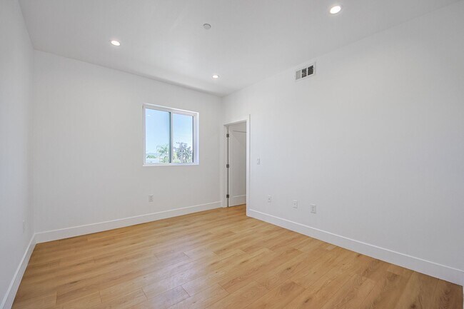 Building Photo - 2851 S Victoria Ave