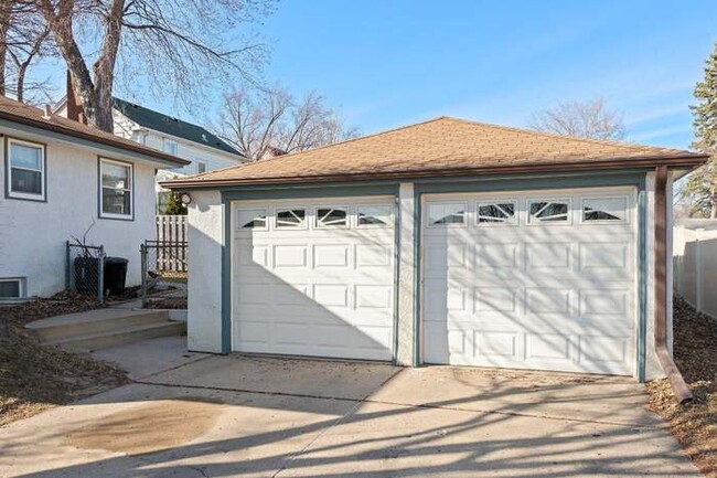 Detached garage - 6158 Park Ave