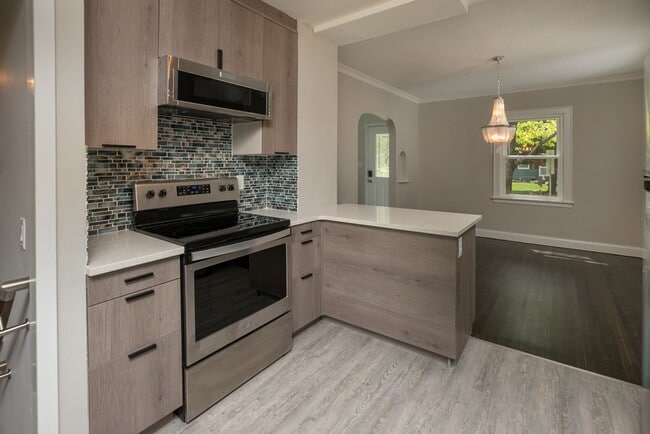 Building Photo - Renovated Beautiful Single Family House