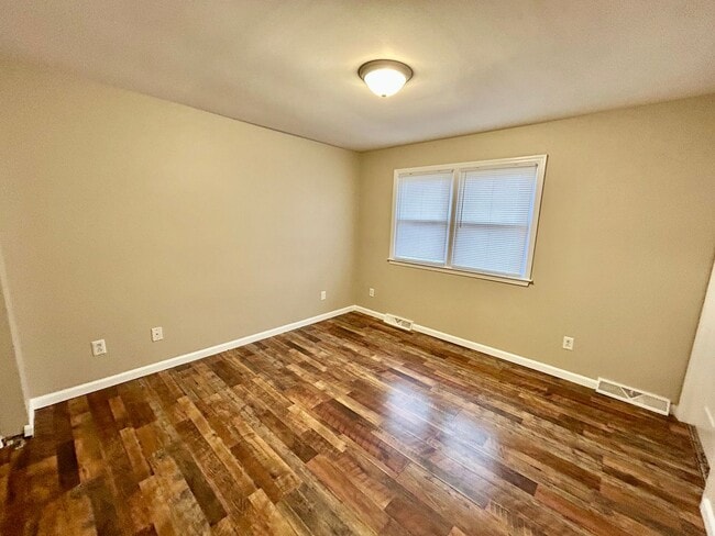 Building Photo - 2 Bedroom With a Bonus Room!