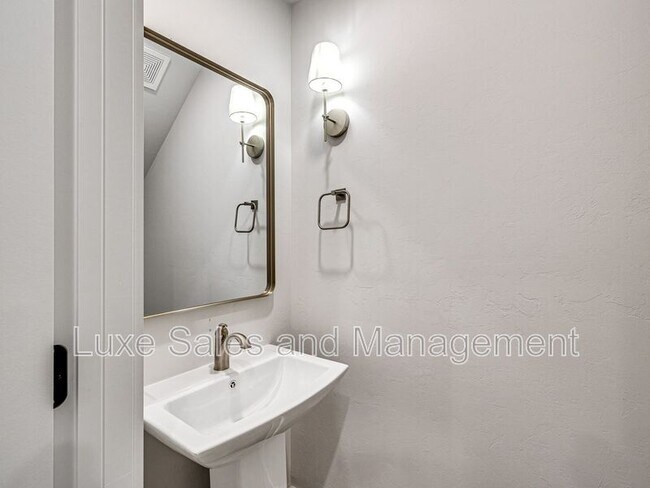 Building Photo - 618 W 2nd St