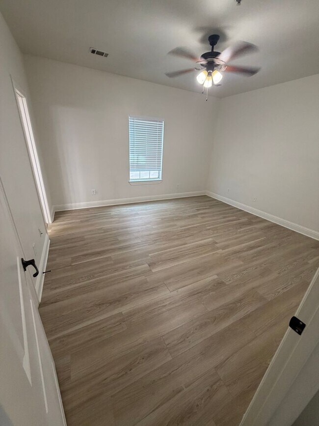 Building Photo - 2320 Stutz Dr