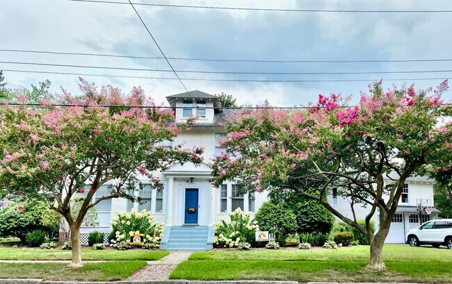 Building Photo - Charming Larchmont 4 Bedroom - 2 Sun Rooms...