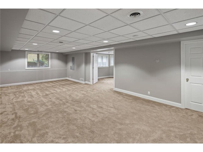 Building Photo - 517 River St