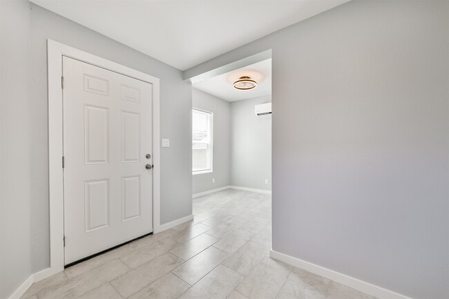 Building Photo - 4323 Ursuline St