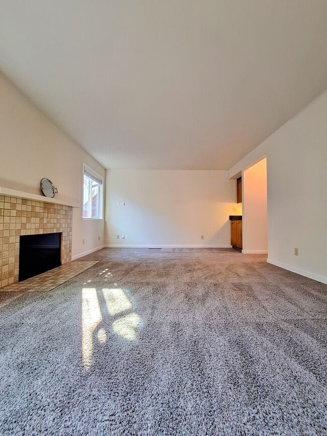 Building Photo - Beautiful Townhouse w/Laundry, Yard, Accepting Cats!