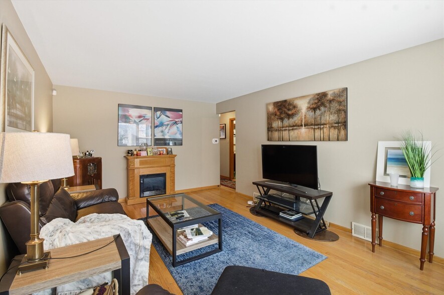 Building Photo - 5363 N Mont Clare Ave