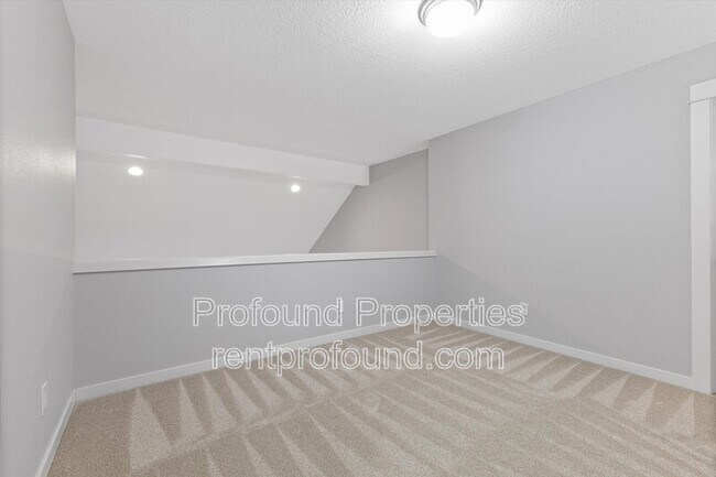 Building Photo - 7909 SW Oviatt Dr