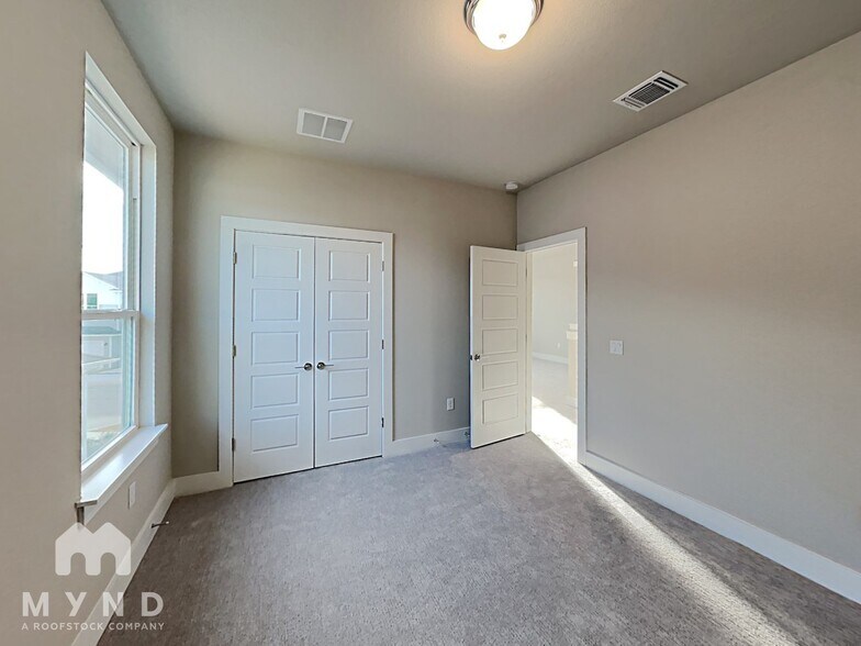 Building Photo - 1606 Roseburg Dr
